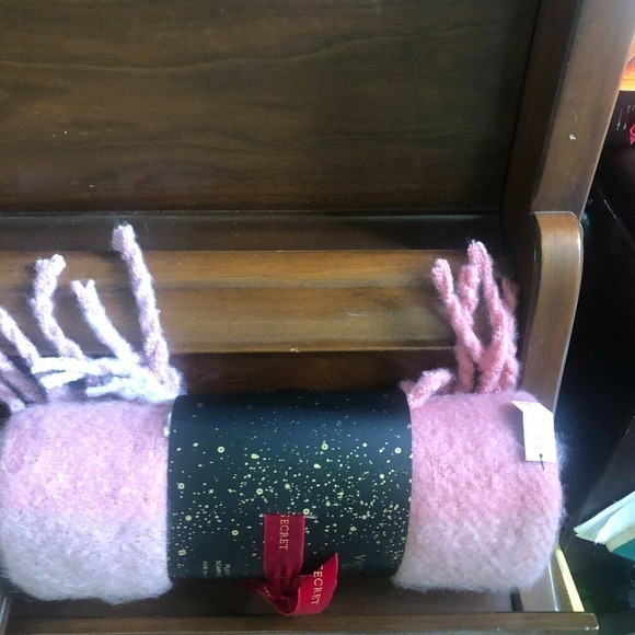 Victoria Secret Woman's Holiday 2020 Pink Plush Plaid Fringe Scarf 208X3… - Picture 4 of 8